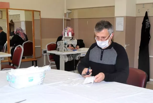 Gönüllü öğretmenler, okulda ürettikleri maskelerle korona virüsüyle mücadeleye destek veriyor Gönüllü öğretmenler, okulda ürettikleri maskelerle korona virüsüyle mücadeleye destek veriyor