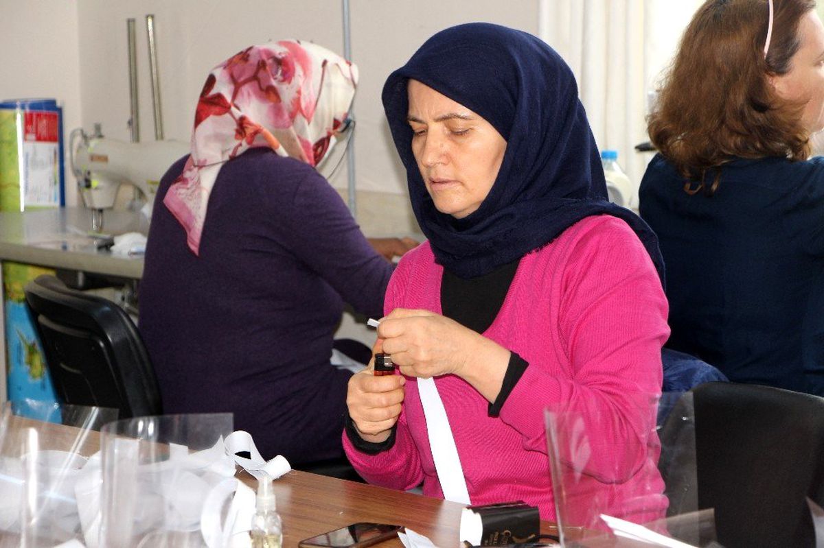 Halk Eğitim Merkezi'nden sağlık çalışanları için film maske üretimi
