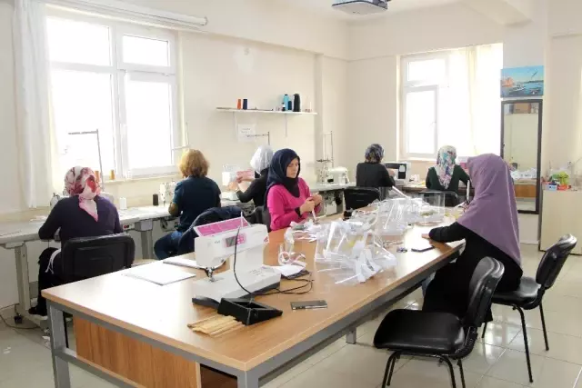 Halk Eğitim Merkezi'nden sağlık çalışanları için film maske üretimi Halk Eğitim Merkezi'nden sağlık çalışanları için film maske üretimi