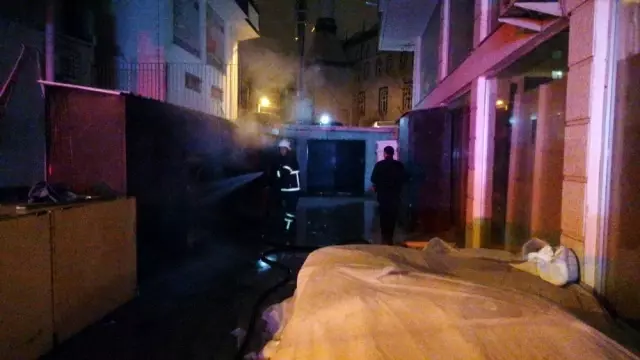 İş yerinde çıkan yangın paniğe neden oldu İş yerinde çıkan yangın paniğe neden oldu