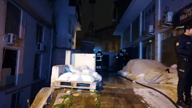 İş yerinde çıkan yangın paniğe neden oldu İş yerinde çıkan yangın paniğe neden oldu
