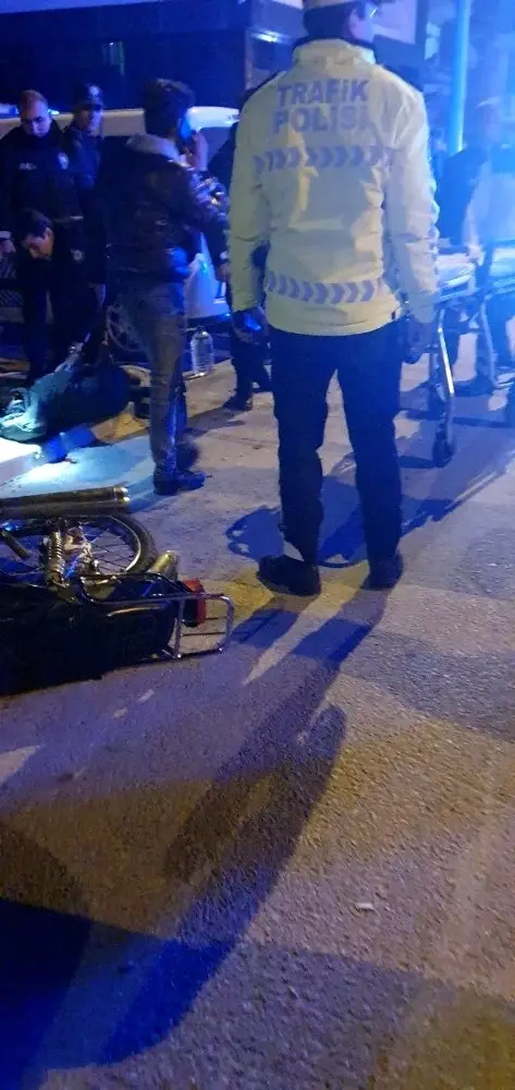 Isparta'da kamyonet motosiklete çarptı: 3 yaralı Isparta'da kamyonet motosiklete çarptı: 3 yaralı