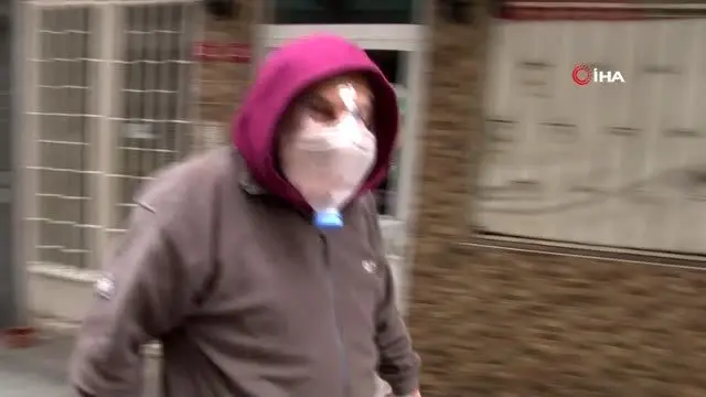 Kadıköy'de esnafın korona virüse karşı pet şişeden maske yaptı