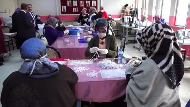 Kadınlar, sağlık çalışanları için maske üretiyor Kadınlar, sağlık çalışanları için maske üretiyor