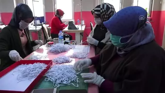 Kadınlar, sağlık çalışanları için maske üretiyor Kadınlar, sağlık çalışanları için maske üretiyor