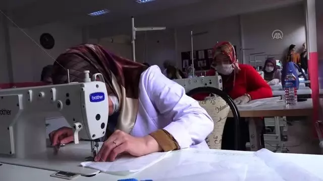 Kadınlar, sağlık çalışanları için maske üretiyor Kadınlar, sağlık çalışanları için maske üretiyor
