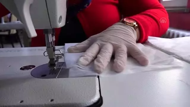Kadınlar, sağlık çalışanları için maske üretiyor Kadınlar, sağlık çalışanları için maske üretiyor