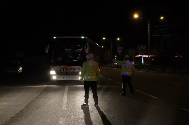 KKTC'den getirilen 170 öğrenci ve 14 tır şoförü, Niğde'de yurda yerleştirildi KKTC'den getirilen 170 öğrenci ve 14 tır şoförü, Niğde'de yurda yerleştirildi