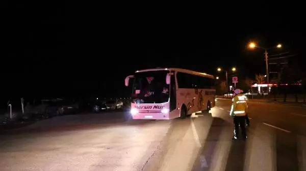KKTC'den getirilen öğrenciler ve şoförler karantinaya gönderildi (2) KKTC'den getirilen öğrenciler ve şoförler karantinaya gönderildi (2)