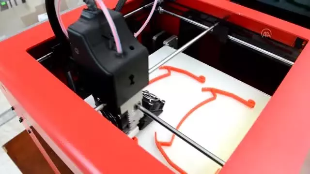 Koronavirüse karşı 3D yazıcılarla siperlik üretimi başladı Koronavirüse karşı 3D yazıcılarla siperlik üretimi başladı