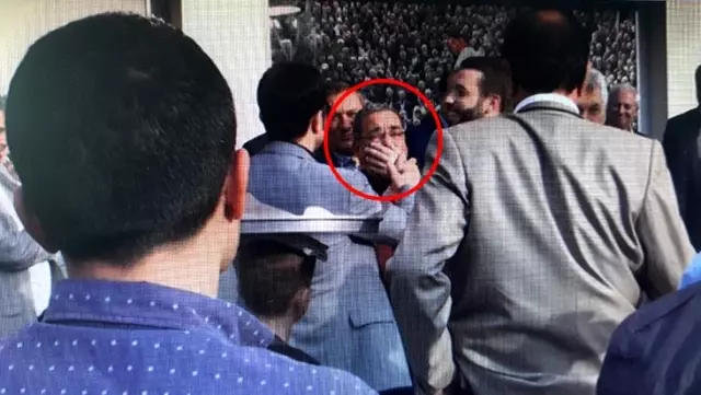 Mazbatası iptal edilen CHP'li vekilin yanında Cumhurbaşkanı Erdoğan'a hakaret eden şahıs gözaltına alındı Mazbatası iptal edilen CHP'li vekilin yanında Cumhurbaşkanı Erdoğan'a hakaret eden şahıs gözaltına alındı