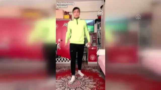 Milli futbolcu Merih Demiral'ın destek verdiği 'Evde kal Elazığ' klibi Milli futbolcu Merih Demiral'ın destek verdiği 'Evde kal Elazığ' klibi