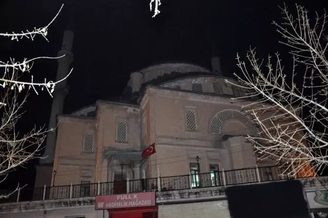 Minarelerden dualar yükseldi Minarelerden dualar yükseldi