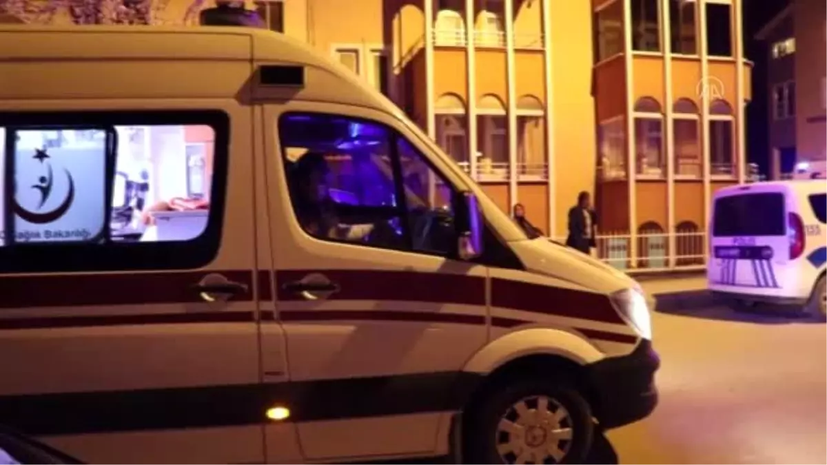Motosikletin kamyonetle çarpışması sonucu 3 kişi yaralandı