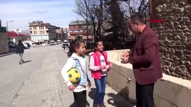 MUŞ Muhtar sabun dağıtıp, evden çıkmayın uyarısı yaptı MUŞ Muhtar sabun dağıtıp, evden çıkmayın uyarısı yaptı