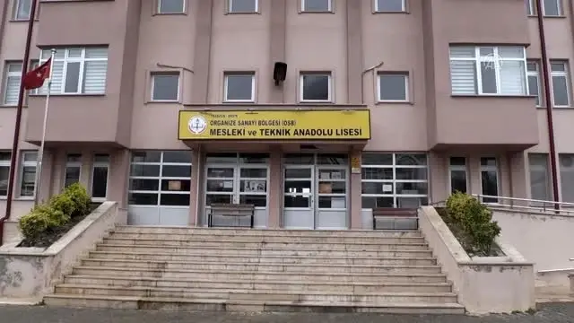 Öğretmenlerden sağlıkçılar için 'yüz koruyucu siperlik' üretimi Öğretmenlerden sağlıkçılar için 'yüz koruyucu siperlik' üretimi