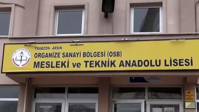 Öğretmenlerden sağlıkçılar için 'yüz koruyucu siperlik' üretimi Öğretmenlerden sağlıkçılar için 'yüz koruyucu siperlik' üretimi