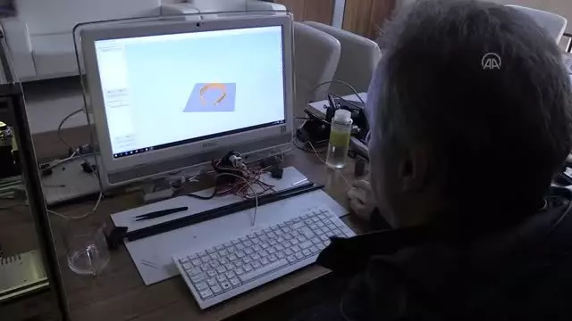Öğretmenlerden sağlıkçılar için 'yüz koruyucu siperlik' üretimi Öğretmenlerden sağlıkçılar için 'yüz koruyucu siperlik' üretimi