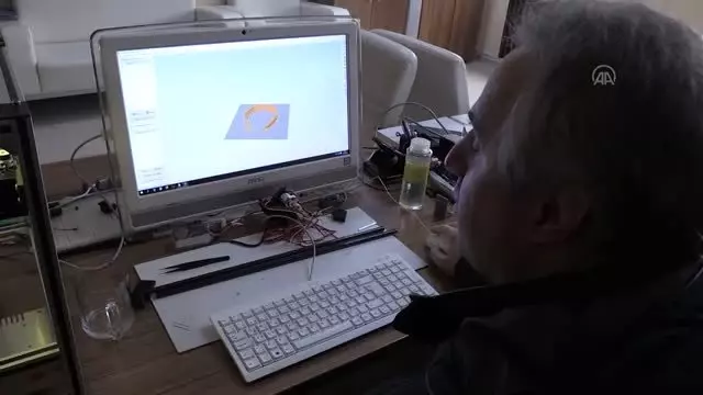 Öğretmenlerden sağlıkçılar için 'yüz koruyucu siperlik' üretimi Öğretmenlerden sağlıkçılar için 'yüz koruyucu siperlik' üretimi