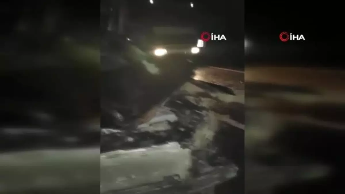 Otomobil deve sürüsünün arasına daldı: 4 deve telef oldu