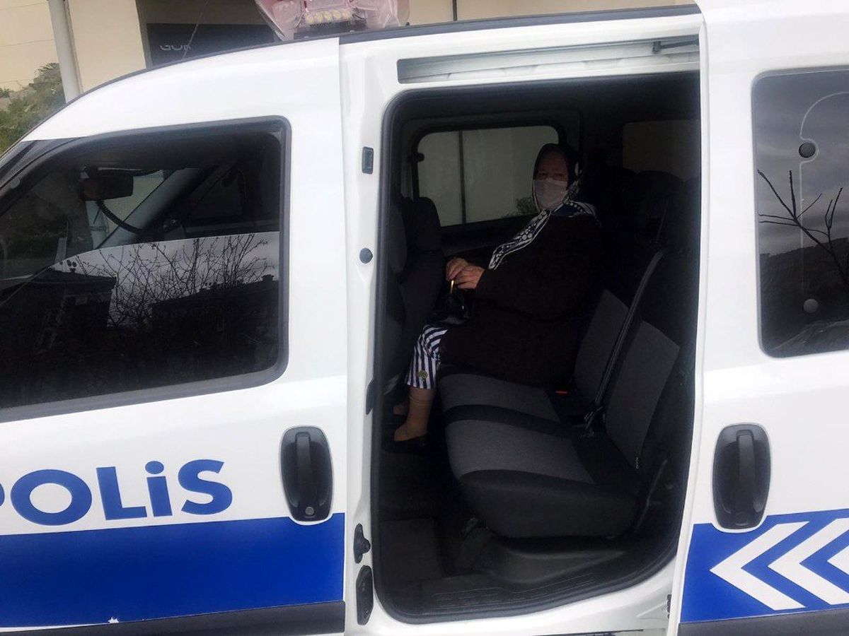 Polis, salgın riski altındaki yaşlıların ayağına gitti, banka işlemlerini halletti