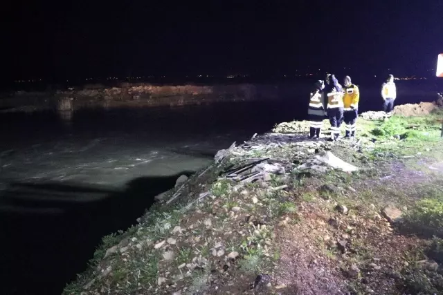 Polisten kaçan şüpheliler su kanalına kanalına uçtu. Polisten kaçan şüpheliler su kanalına kanalına uçtu.