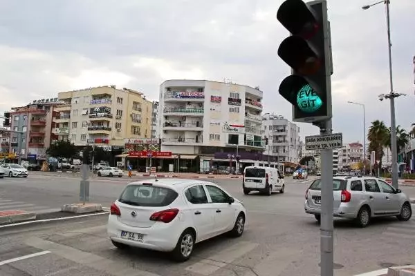 Sürücülere yeşilde 'Eve Git' kırmızıda 'Evde Kal' mesajı