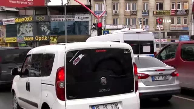 Trafik ışıklarında 'Evde Kal' uyarısı Trafik ışıklarında 'Evde Kal' uyarısı