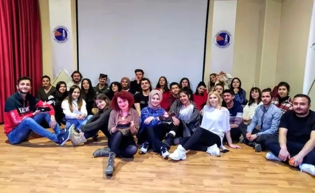 Üniversite öğrencilerinden &quot;evde kal&quot; mesajı Haberler