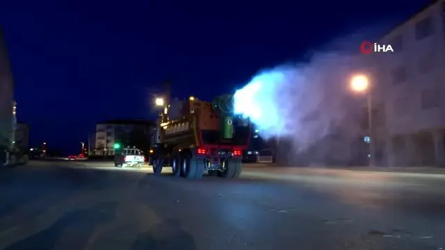 Ankara Mamak Belediyesi, koronavirüse karşı Kovid-19 SAVAR'la sokakları dezenfekte ediyor Ankara Mamak Belediyesi, koronavirüse karşı Kovid-19 SAVAR'la sokakları dezenfekte ediyor