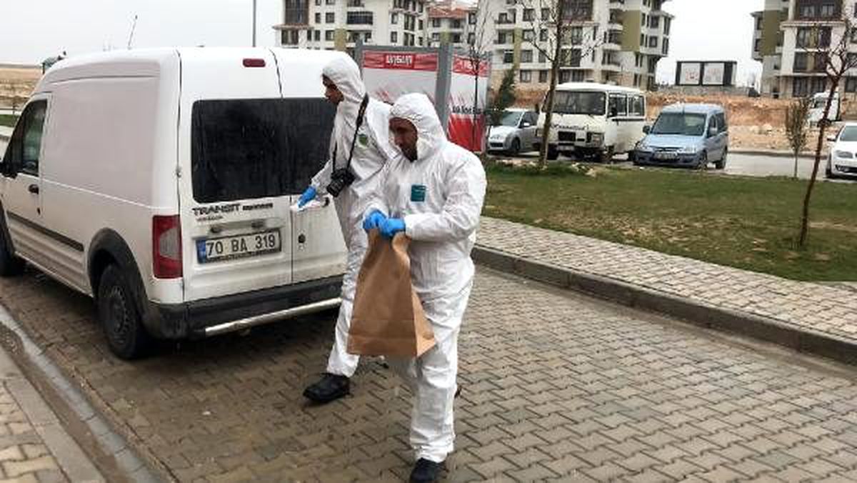 Yattığı kanepede ölü bulunan vatandaşın evine ekipler özel kıyafet giyerek girdi