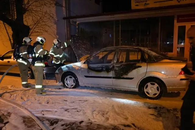 Seyir halindeyken yanmaya başlayan gencin 20 gün önce aldığı aracı, kullanılamaz hale geldi Seyir halindeyken yanmaya başlayan gencin 20 gün önce aldığı aracı, kullanılamaz hale geldi
