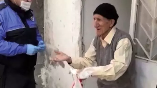 86 yaşındaki adam, ihtiyaçlarını karşılayan polislerden kendisine eş bulmasını istedi: Yalnızım yalnız