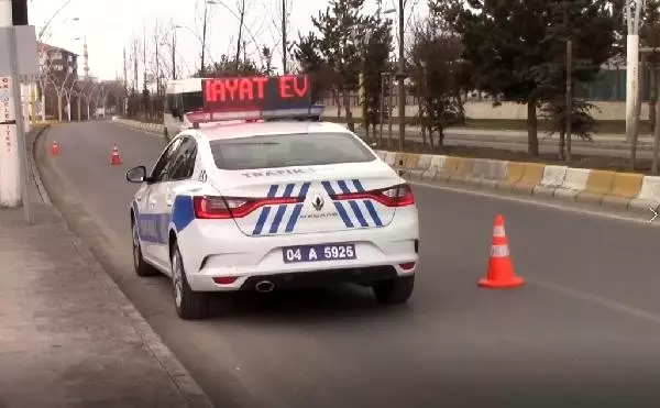 Ağrı'da 'Evde kal' yazısı polis araçlarında