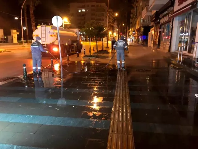 Antalya'da caddeler, sokaklar, meydanlar dezenfekte ediliyor