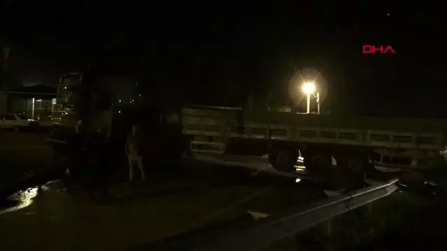 Antalya'da otomobil ile TIR çarpıştı 2 yaralı Antalya'da otomobil ile TIR çarpıştı 2 yaralı