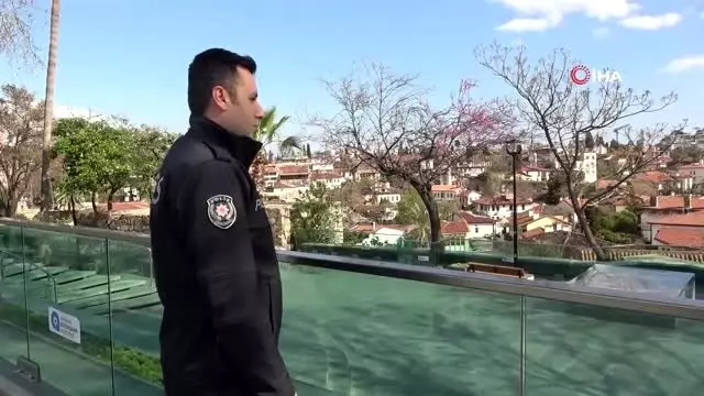 Antalya'da vatandaş park yasağına rağmen polisi bıktırdı Antalya'da vatandaş park yasağına rağmen polisi bıktırdı