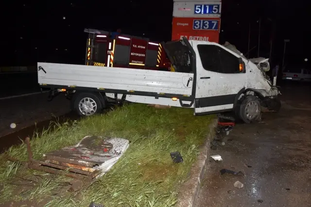 Aydın'da otomobil ile kamyonet çarpıştı: 1 ölü, 2 yaralı Aydın'da otomobil ile kamyonet çarpıştı: 1 ölü, 2 yaralı