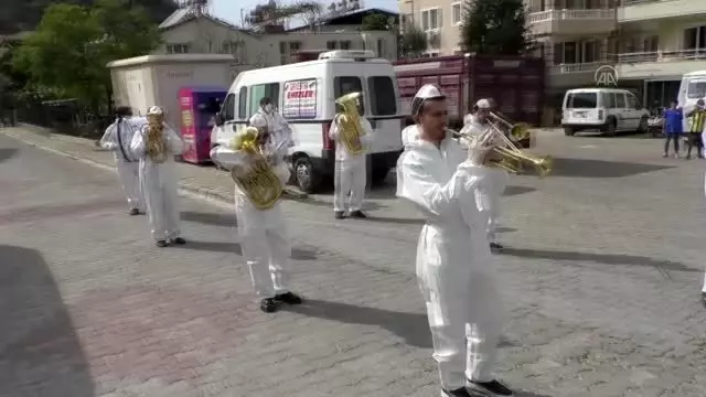 Bando takımı evde kalanlar için konser verdi