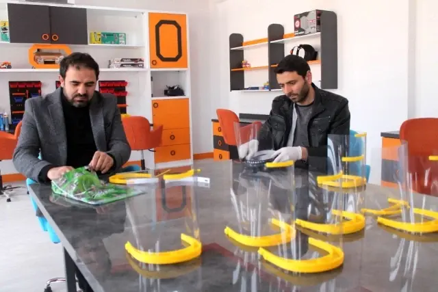 Bayburt Bilim Sanat Merkezi yüz koruyucu siper üretimine başladı Bayburt Bilim Sanat Merkezi yüz koruyucu siper üretimine başladı