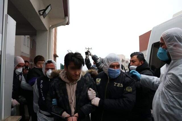 Bolu'da, Türkiye Cumhuriyeti'ne küfür eden karantinadaki 3 öğrenci gözaltına alındı Bolu'da, Türkiye Cumhuriyeti'ne küfür eden karantinadaki 3 öğrenci gözaltına alındı