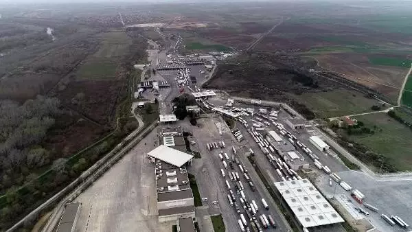 Bulgaristan'da Türk TIR'ları kilometrelerce kuyruk oluşturdu