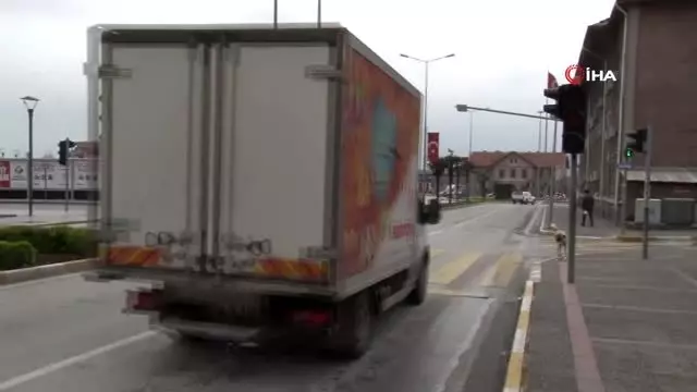 Büyükşehir'den vatandaşlara trafik ışıklarıyla 'Evde kal' uyarısı Büyükşehir'den vatandaşlara trafik ışıklarıyla 'Evde kal' uyarısı