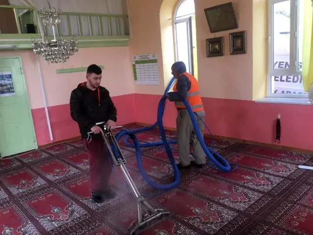 Camiler temizlenip dezenfekte edildi Camiler temizlenip dezenfekte edildi