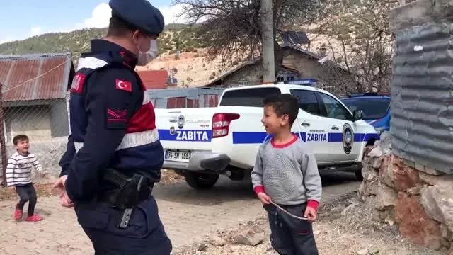 Çocukların jandarma ekibine sevgi gösterisi gülümsetti Çocukların jandarma ekibine sevgi gösterisi gülümsetti