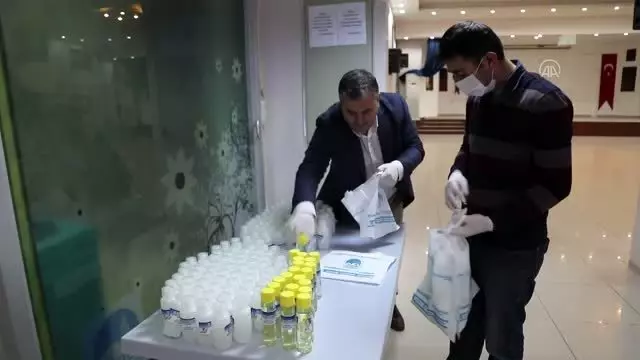 Çubuk'ta dezavantajlı vatandaşlara dezenfektan ve kolonya dağıtıldı Çubuk'ta dezavantajlı vatandaşlara dezenfektan ve kolonya dağıtıldı