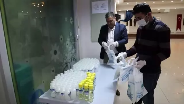 Çubuk'ta dezavantajlı vatandaşlara dezenfektan ve kolonya dağıtıldı