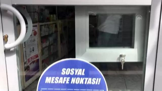 Eczaneden ’sosyal mesafe pencereli’ koronavirüs önlemi