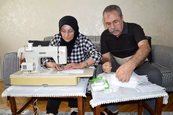Elazığlı çift, evlerinde maske dikiyor Elazığlı çift, evlerinde maske dikiyor