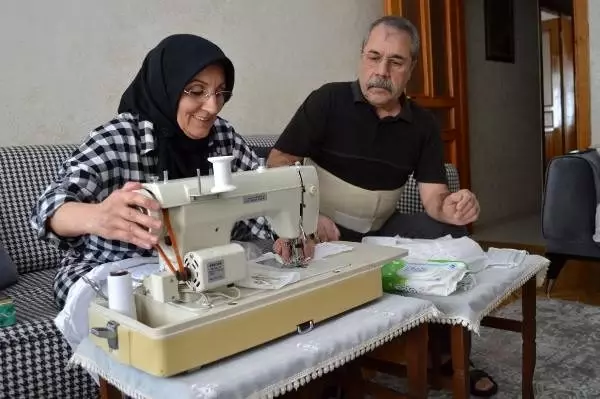 Elazığlı çift, evlerinde maske dikiyor Elazığlı çift, evlerinde maske dikiyor